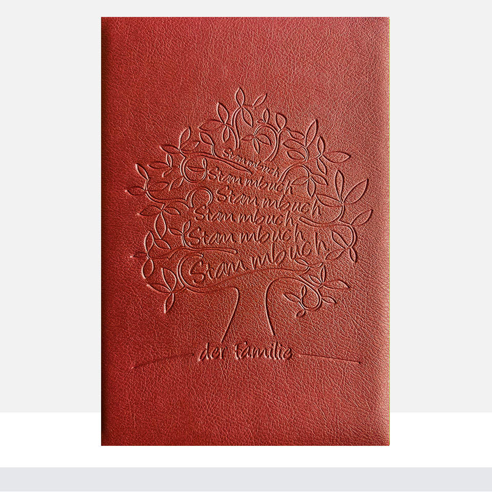 Biologisch abbaubares Stammbuch Greta aus veganem Apfelleder in Dunkelrot, mit geprägtem Baum-Motiv, Frontalansicht