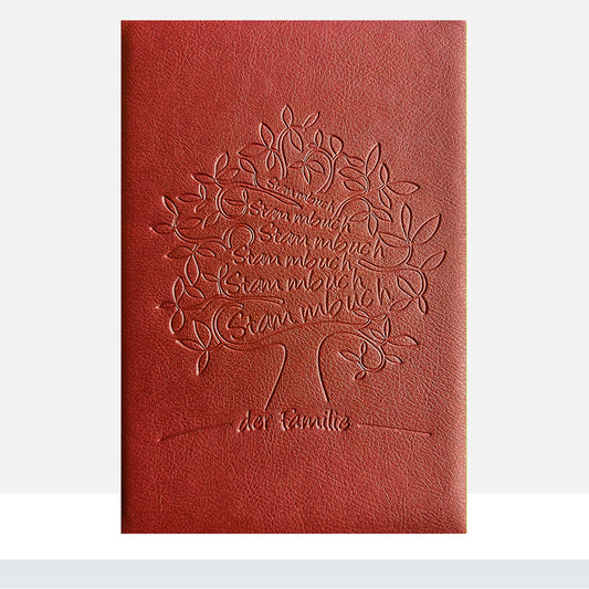 Biologisch abbaubares Stammbuch Greta aus veganem Apfelleder in Dunkelrot, mit geprägtem Baum-Motiv, Frontalansicht