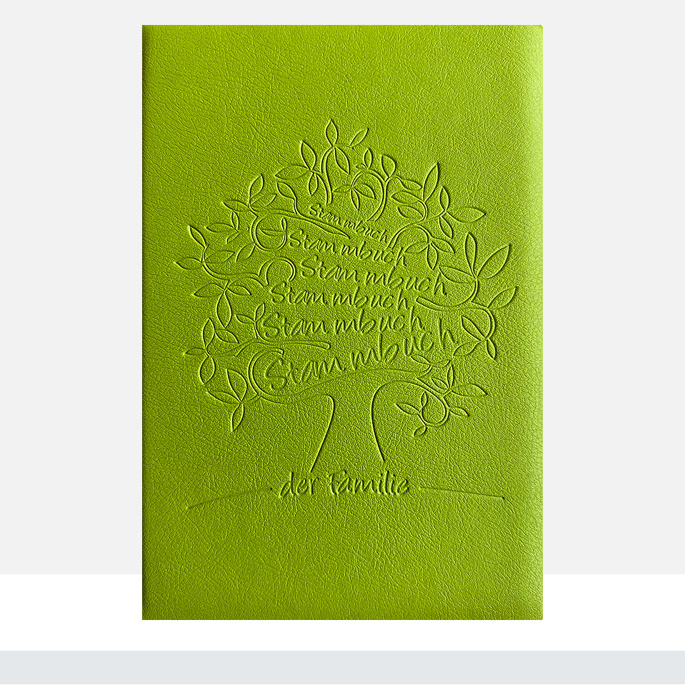 Nachhaltiges Stammbuch Mailo aus biologisch abbaubarem, apfelgrünem Apfelleder mit geprägtem Baum-Motiv und ressourcenschonender, farbloser Blinkprägung - Frontalansicht