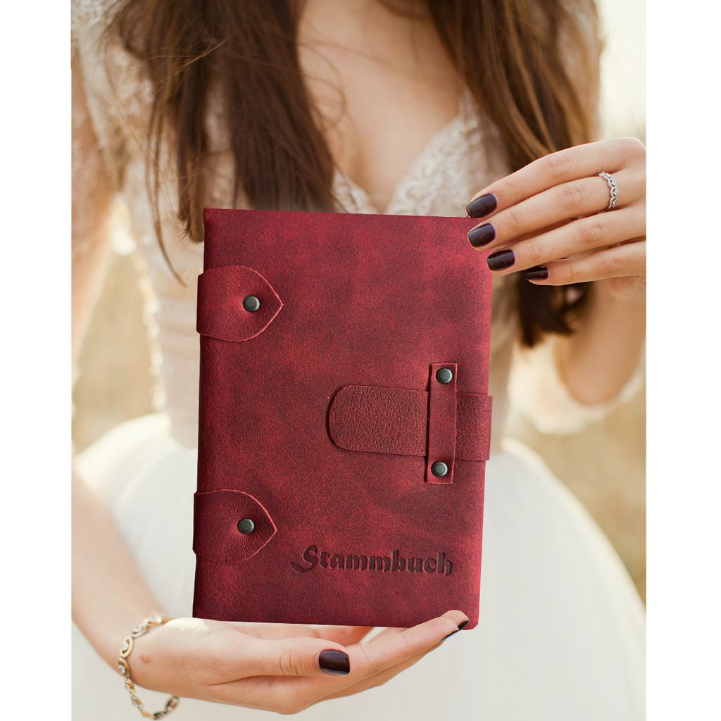 Premium Stammbuch Adell aus hochwertigem Pferdeleder in dunkelrot mit Blinkprägung, in natürlichem Umfeld