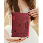 Premium Stammbuch Adell aus hochwertigem Pferdeleder in dunkelrot mit Blinkprägung, in natürlichem Umfeld