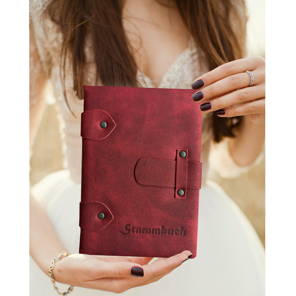 Premium Stammbuch Adell aus hochwertigem Pferdeleder in dunkelrot mit Blinkprägung, in natürlichem Umfeld