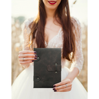 Edles Premium Stammbuch Albrecht aus dunkelbraunem Pferdeleder mit Blinkprägung, in natürlichem Umfeld