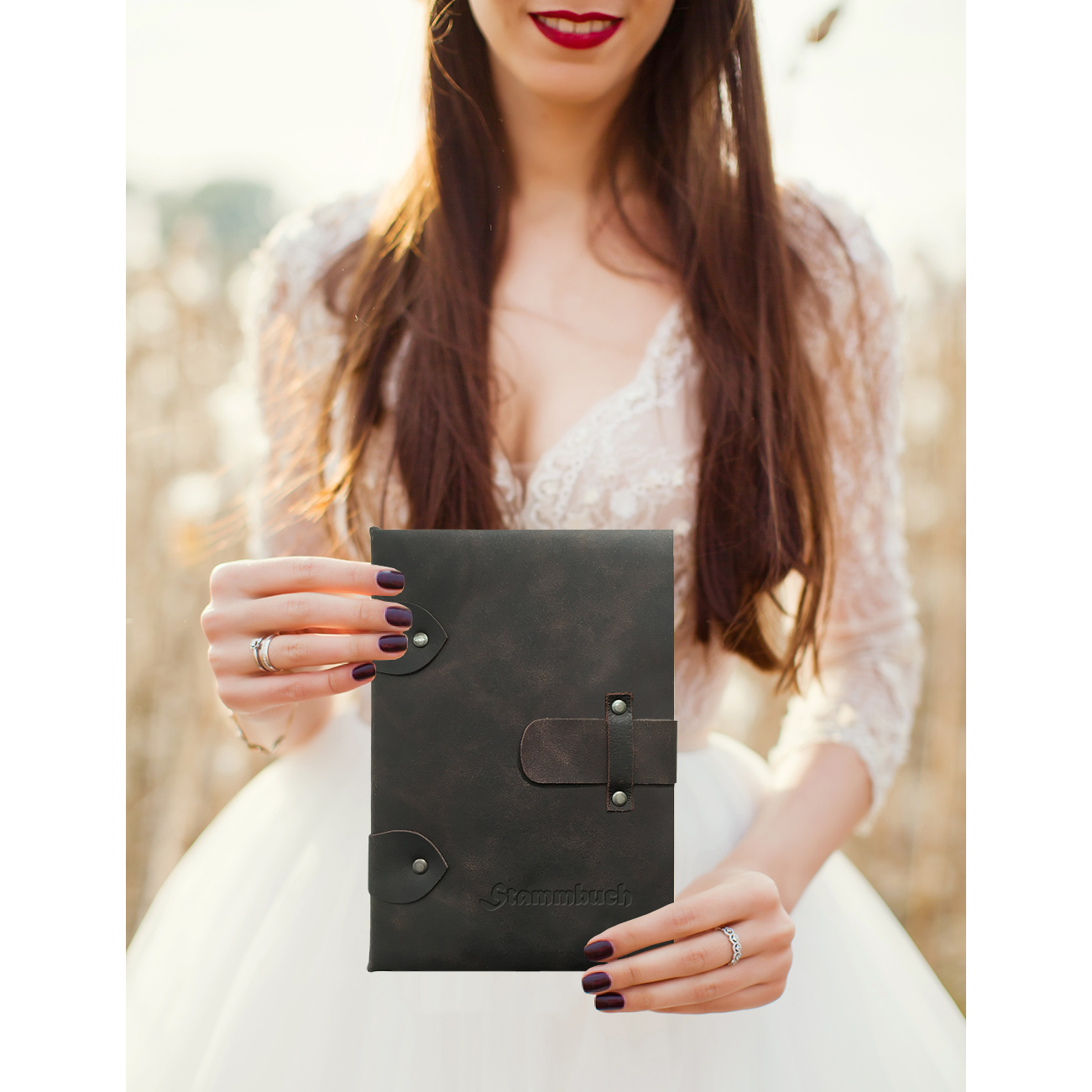 Edles Premium Stammbuch Albrecht aus dunkelbraunem Pferdeleder mit Blinkprägung, in natürlichem Umfeld