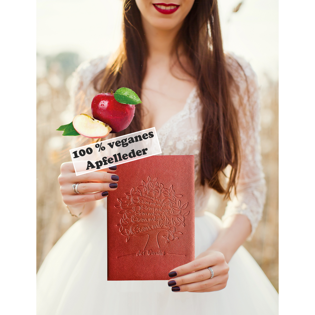 Biologisch abbaubares Stammbuch Greta aus veganem Apfelleder in Dunkelrot, mit geprägtem Baum-Motiv, in einem natürlichen Umfeld