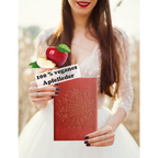 Biologisch abbaubares Stammbuch Greta aus veganem Apfelleder in Dunkelrot, mit geprägtem Baum-Motiv, in einem natürlichen Umfeld