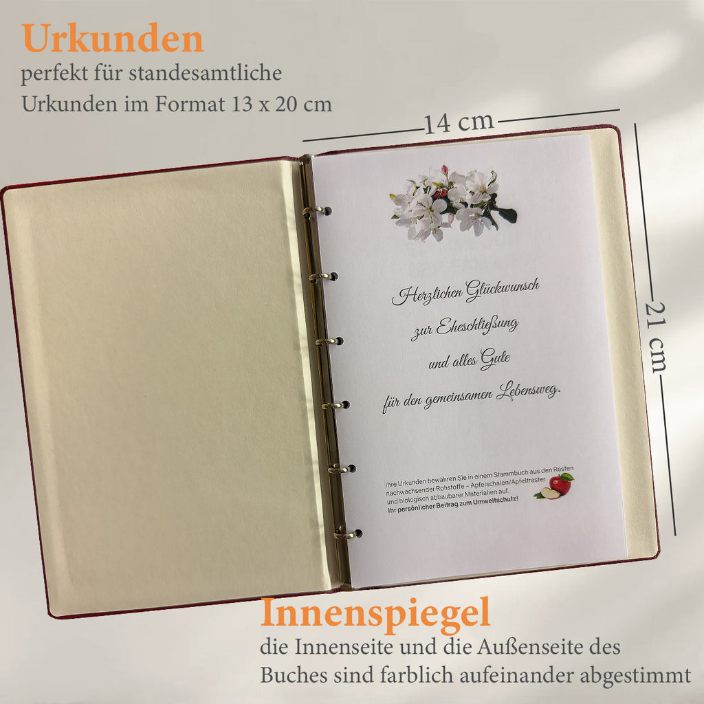 Die Innenseite von dem biologisch abbaubares Stammbuch Greta aus veganem Apfelleder in Dunkelrot, mit geprägtem Baum-Motiv