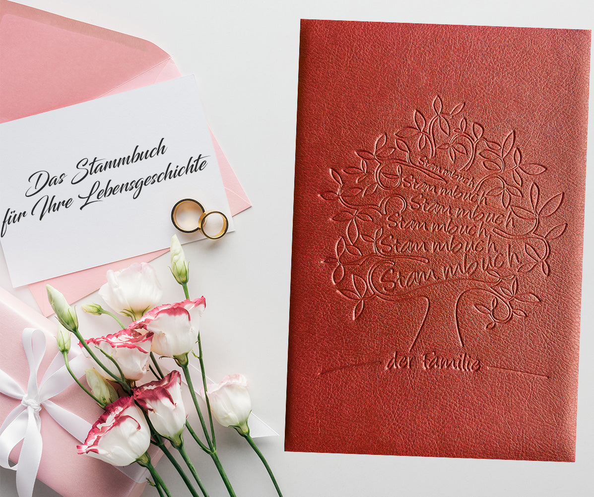Biologisch abbaubares Stammbuch Greta aus veganem Apfelleder in Dunkelrot, mit geprägtem Baum-Motiv, mit mehr Informationen und das Familienstammbuch von Vorne