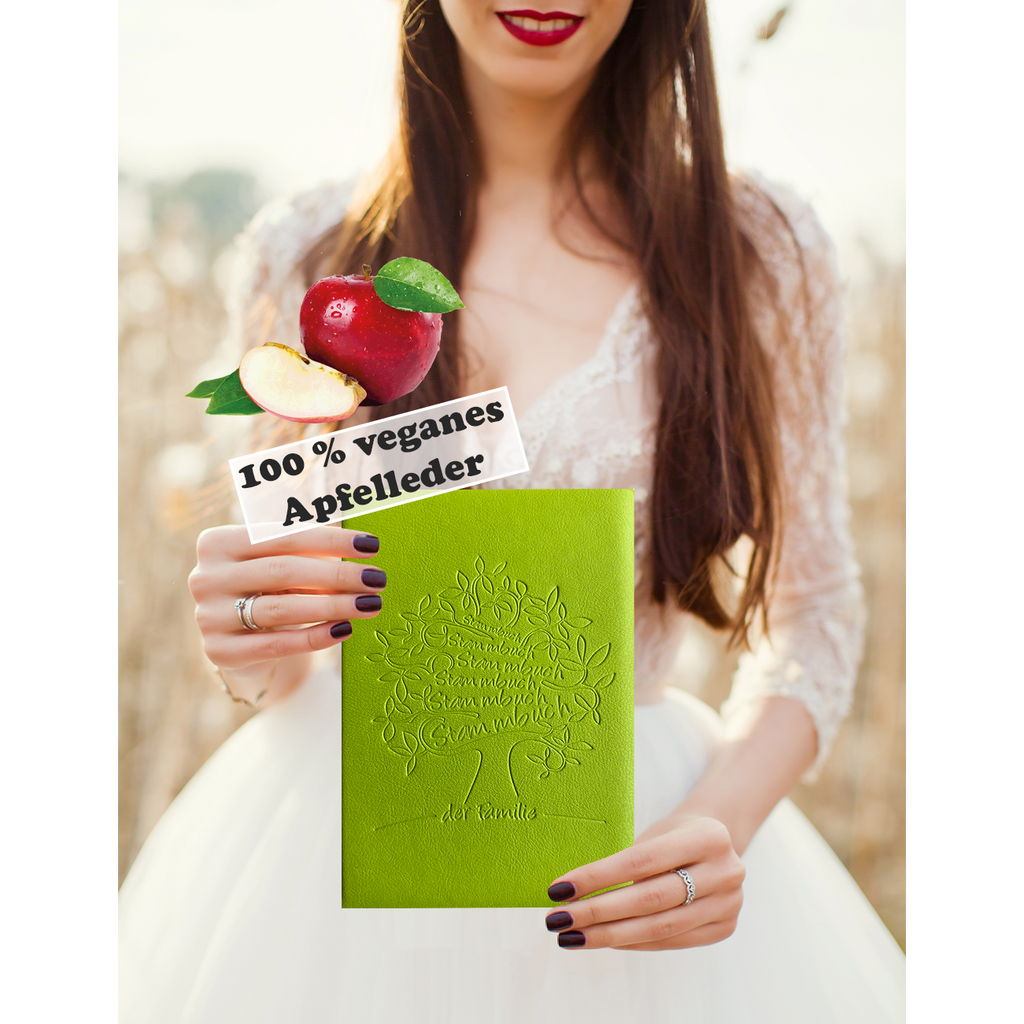 Nachhaltiges Stammbuch Mailo aus biologisch abbaubarem, apfelgrünem Apfelleder mit geprägtem Baum-Motiv und ressourcenschonender, farbloser Blinkprägung, in einem natürlichen Umfeld