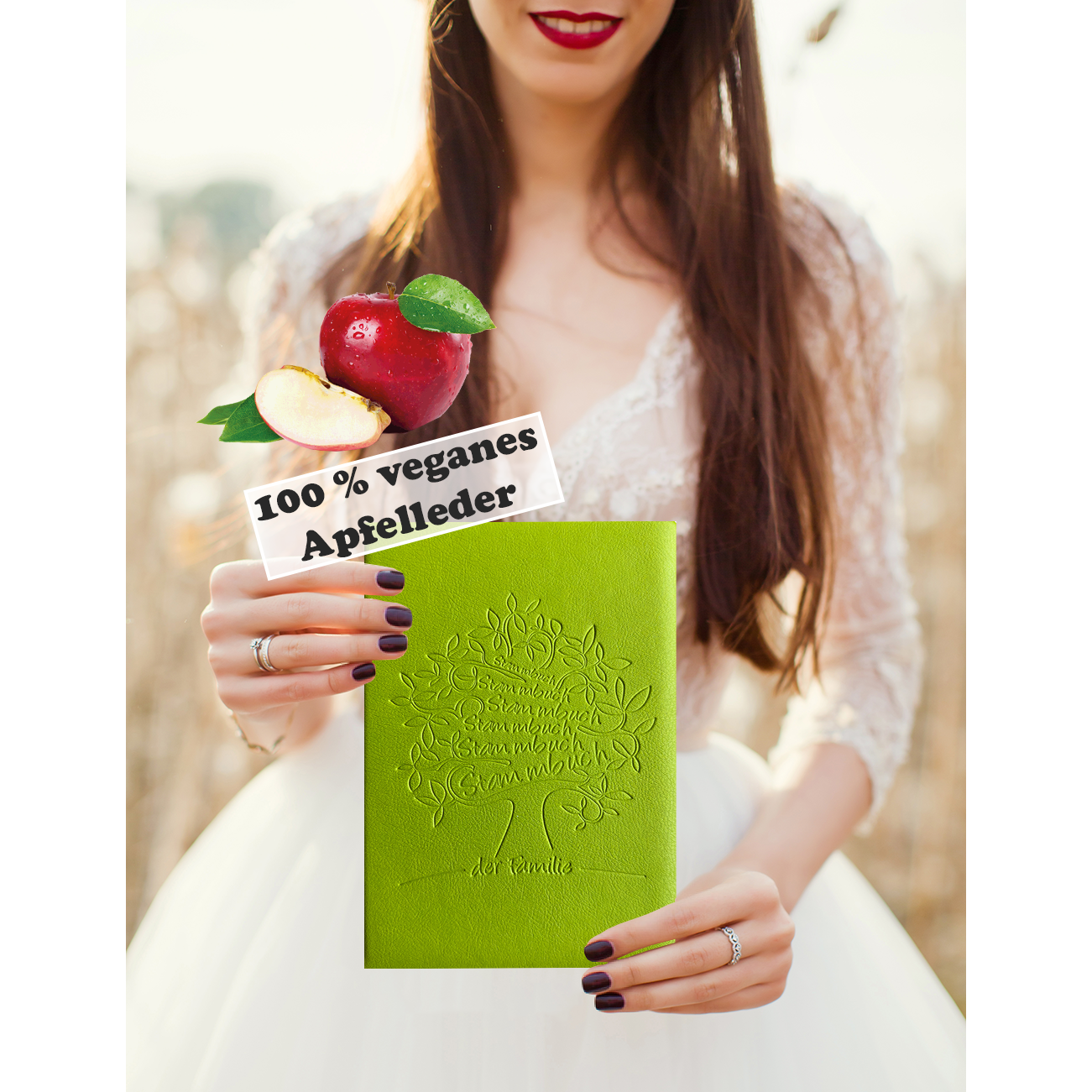Nachhaltiges Stammbuch Mailo aus biologisch abbaubarem, apfelgrünem Apfelleder mit geprägtem Baum-Motiv und ressourcenschonender, farbloser Blinkprägung, in einem natürlichen Umfeld