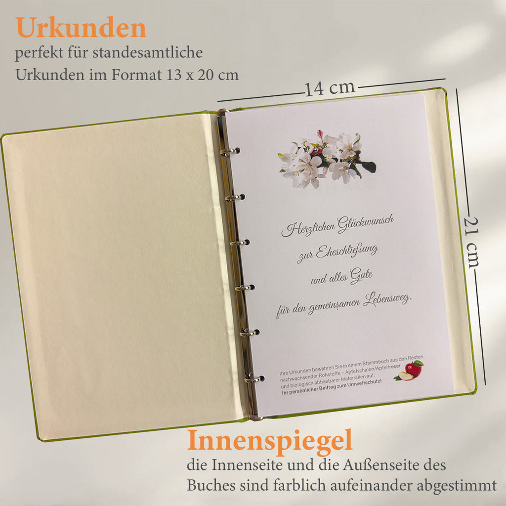 Die Innenseite von dem nachhaltiges Stammbuch Mailo aus biologisch abbaubarem, apfelgrünem Apfelleder mit geprägtem Baum-Motiv und ressourcenschonender, farbloser Blinkprägung.