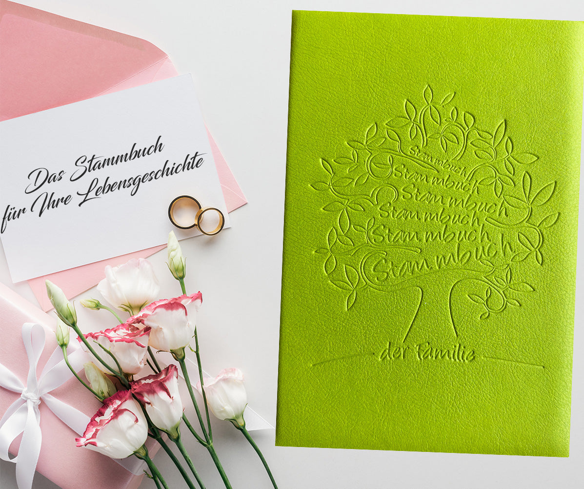 Nachhaltiges Stammbuch Mailo aus biologisch abbaubarem, apfelgrünem Apfelleder mit geprägtem Baum-Motiv und ressourcenschonender, farbloser Blinkprägung - Mehr Informationen und das Familienstammbuch von Vorne