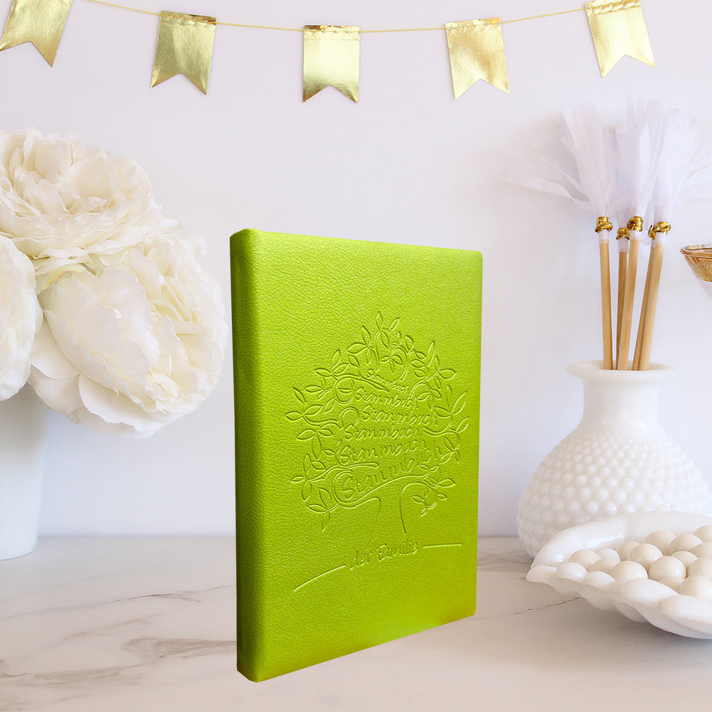 Nachhaltiges Stammbuch Mailo aus biologisch abbaubarem, apfelgrünem Apfelleder mit geprägtem Baum-Motiv und ressourcenschonender, farbloser Blinkprägung, Seitenansicht