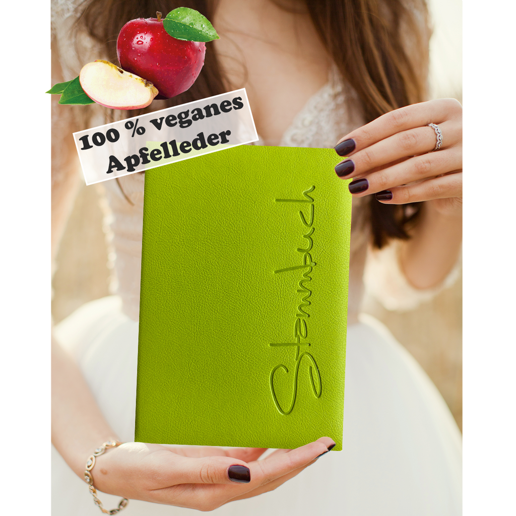 Umweltfreundliches Stammbuch Mailo in frischem Apfelgrün, gefertigt aus veganem Apfelleder mit dezenter Stammbuch-Prägung, in einem natürlichen Umfeld