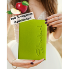 Umweltfreundliches Stammbuch Mailo in frischem Apfelgrün, gefertigt aus veganem Apfelleder mit dezenter Stammbuch-Prägung, in einem natürlichen Umfeld