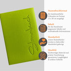 Umweltfreundliches Stammbuch Mailo in frischem Apfelgrün, gefertigt aus veganem Apfelleder mit dezenter Stammbuch-Prägung. Bild mit zusätzlichen Informationen zu dem Familienstammbuch