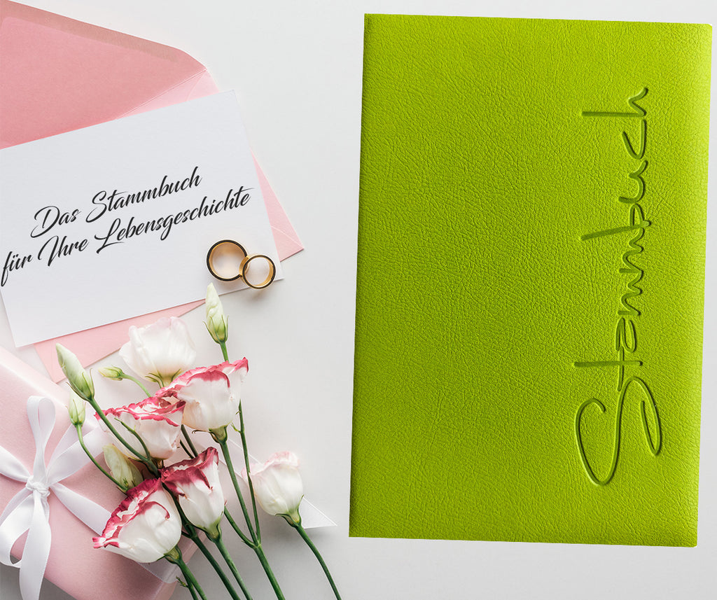 Umweltfreundliches Stammbuch Mailo in frischem Apfelgrün, gefertigt aus veganem Apfelleder mit dezenter Stammbuch-Prägung. Bild mit weiteren Informationen und dem Familienstammbuch von Vorne