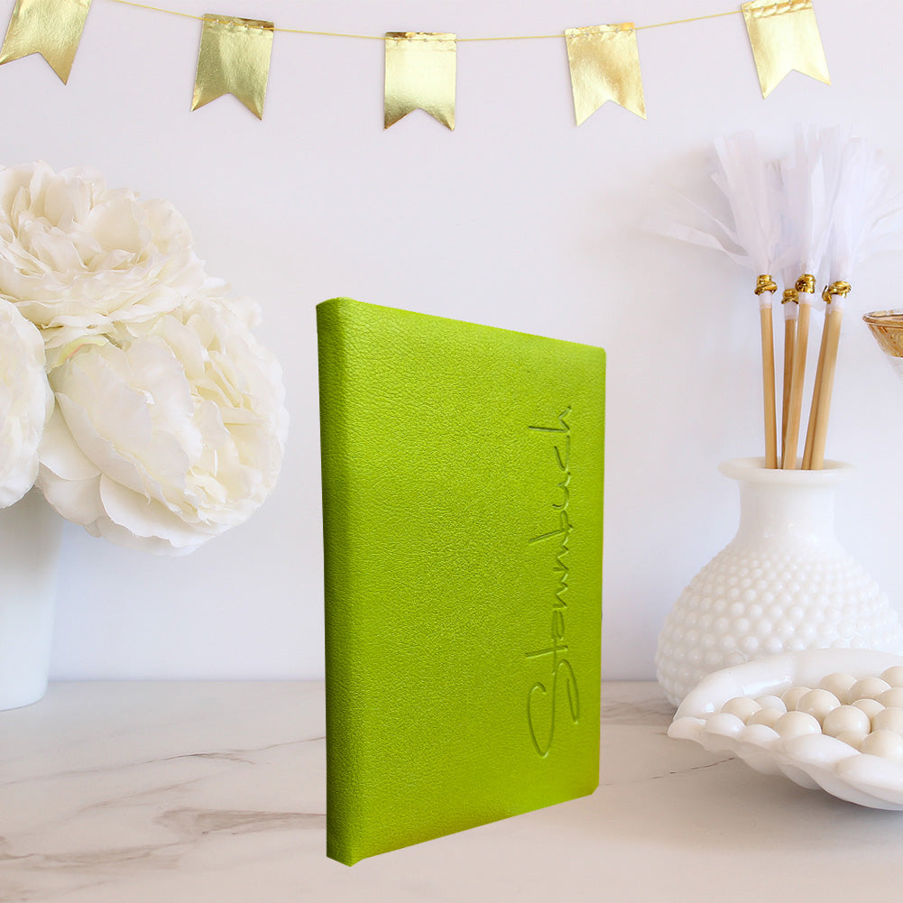 Umweltfreundliches Stammbuch Mailo in frischem Apfelgrün, gefertigt aus veganem Apfelleder mit dezenter Stammbuch-Prägung. Seitenansicht