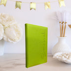 Umweltfreundliches Stammbuch Mailo in frischem Apfelgrün, gefertigt aus veganem Apfelleder mit dezenter Stammbuch-Prägung. Seitenansicht