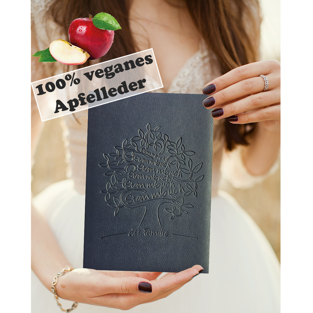 Nachhaltiges Stammbuch Otfried aus biologisch abbaubarem Apfelleder in Dunkelblau, mit geprägtem Baum-Motiv und ressourcenschonender Blinkprägung, in natürlichem Umfeld