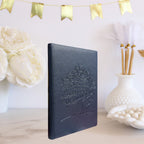 Nachhaltiges Stammbuch Otfried aus biologisch abbaubarem Apfelleder in Dunkelblau, mit geprägtem Baum-Motiv und ressourcenschonender Blinkprägung, Seitenansicht