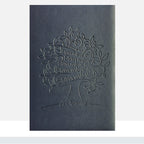 Nachhaltiges Stammbuch Otfried aus biologisch abbaubarem Apfelleder in Dunkelblau, mit geprägtem Baum-Motiv und ressourcenschonender Blinkprägung, Frontalansicht