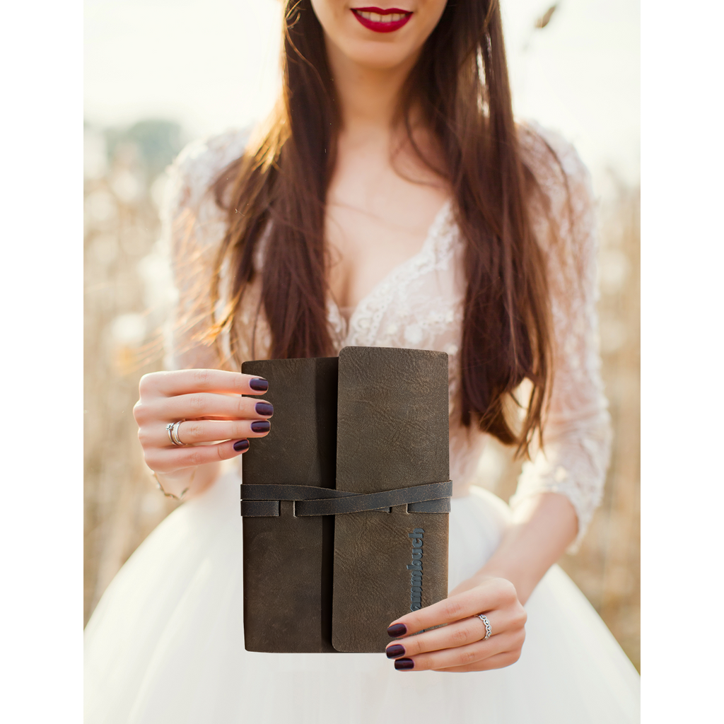 Premium Stammbuch Mark aus hochwertigem Pferdeleder in edler Antik-Optik in einem natürlichen Umfeld