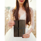 Premium Stammbuch Mark aus hochwertigem Pferdeleder in edler Antik-Optik in einem natürlichen Umfeld