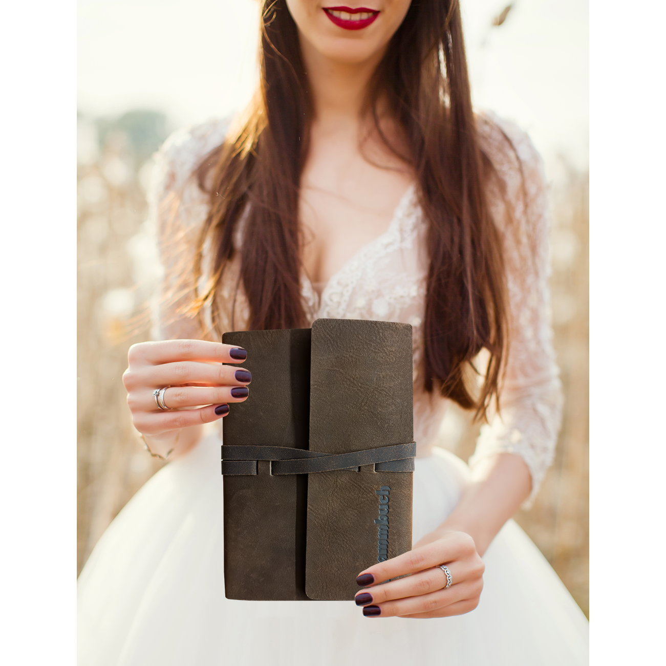 Premium Stammbuch Mark aus hochwertigem Pferdeleder in edler Antik-Optik in einem natürlichen Umfeld