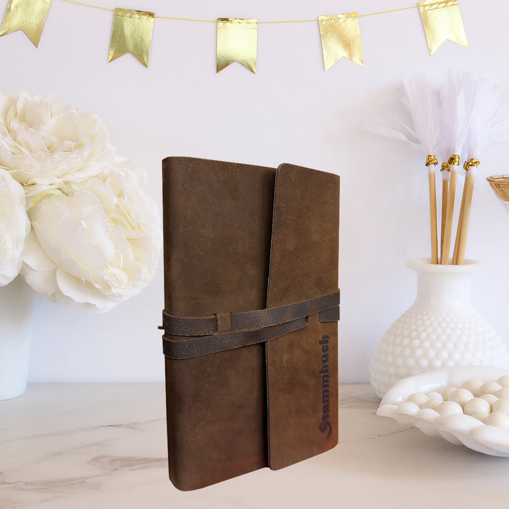 Premium Stammbuch Mark aus hochwertigem Pferdeleder in edler Antik-Optik, Seitenansicht